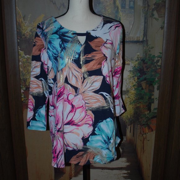 3/$30 - Floral Top w/Front Keyhole & Gold Striping - L - Picture 1 of 12